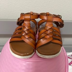Brown sandals size 4 (toddler)